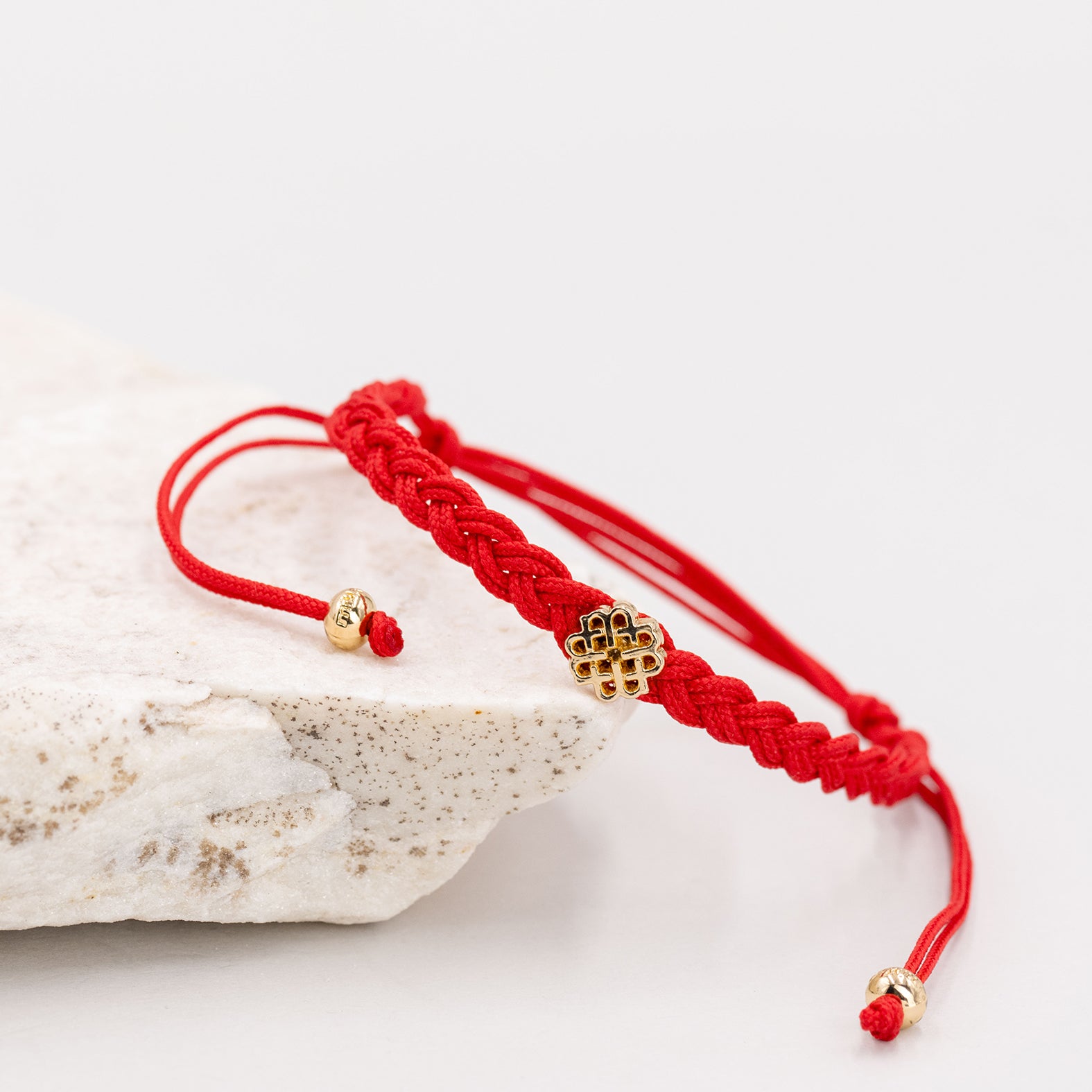 BRACELET ROUGE ET OR, SYMBOLE DE CHANCE