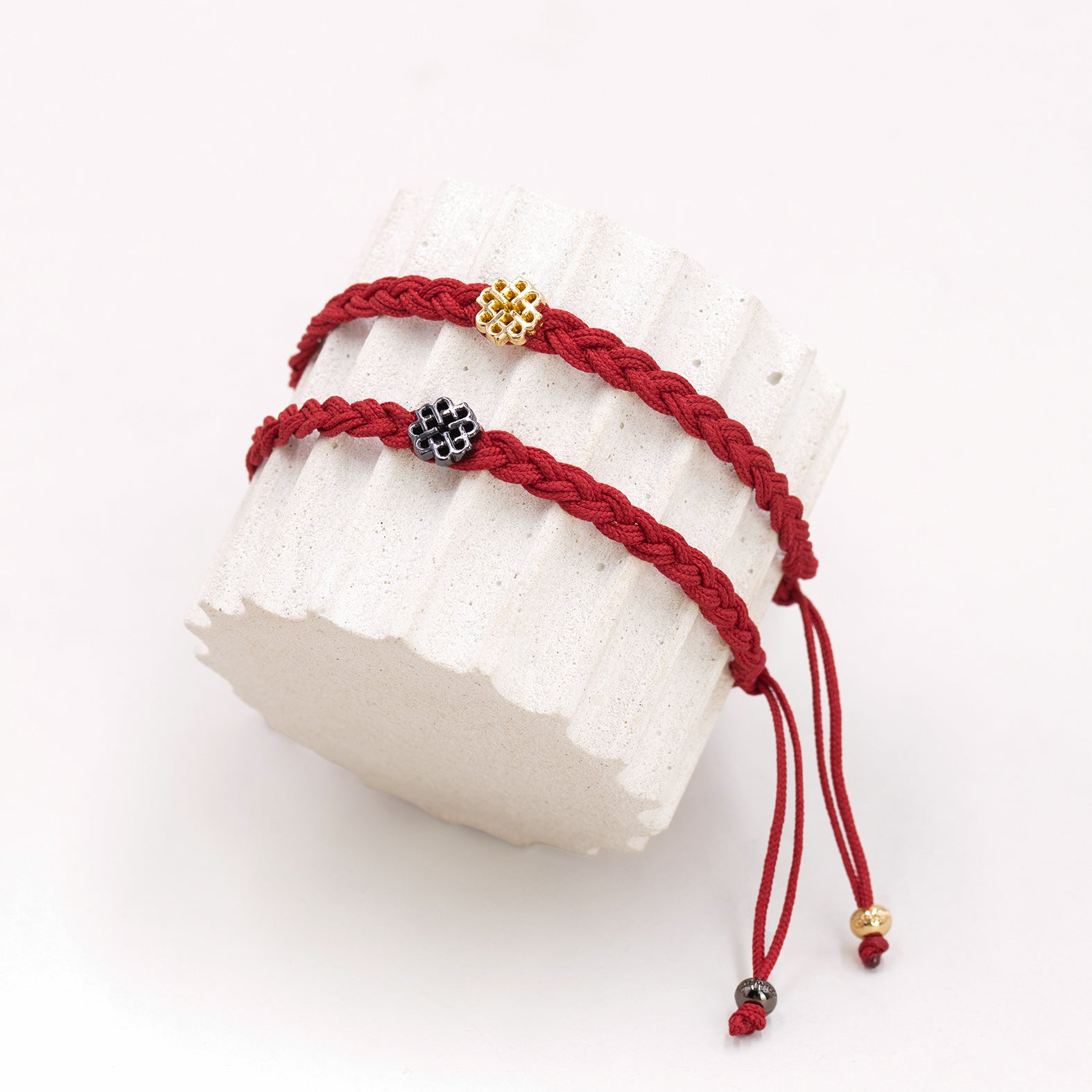 DUO DE BRACELETS, SYMBOLE DE BONHEUR