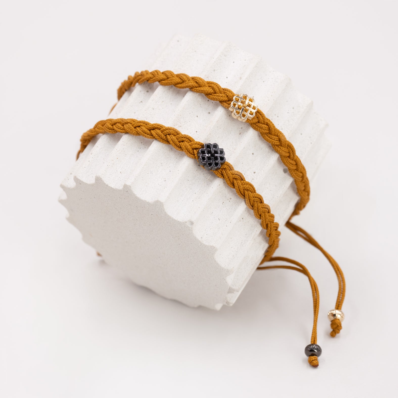 DUO DE BRACELETS, SYMBOLE DE RICHESSE