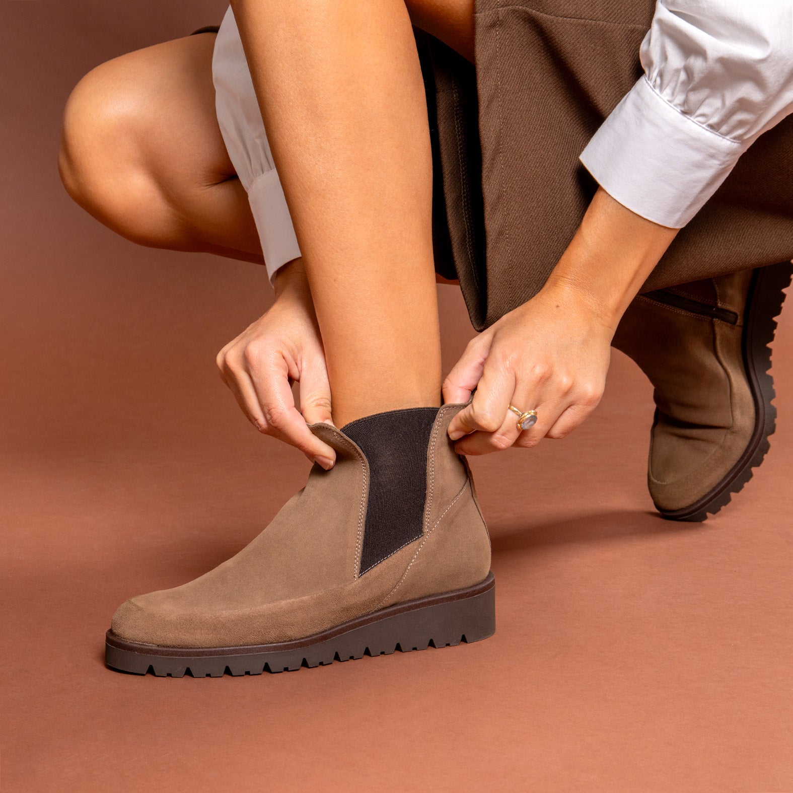 BRISTOL - Botines de ante con cuña TAUPE