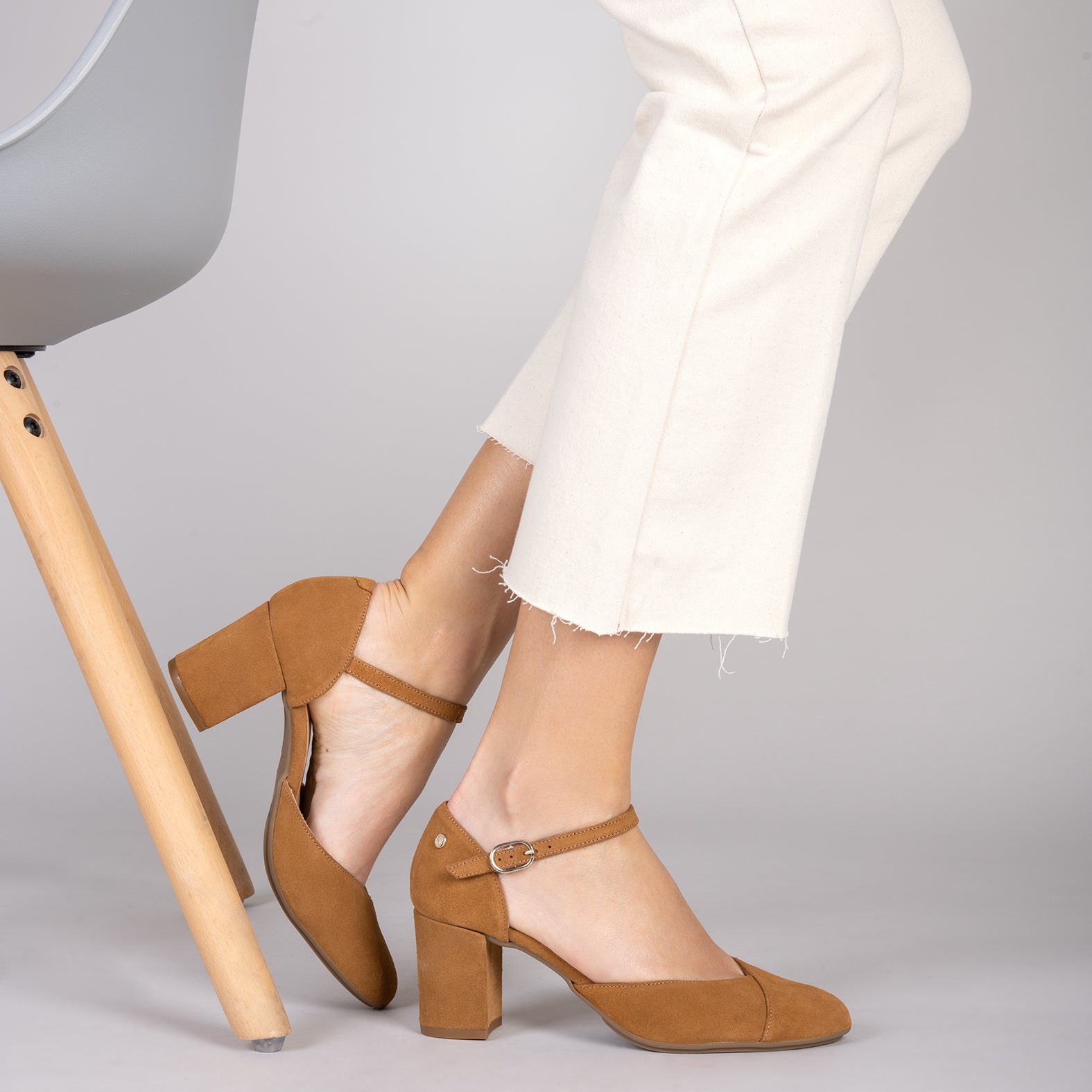 ISI – CAMEL HEEL WITH BUCKLE 