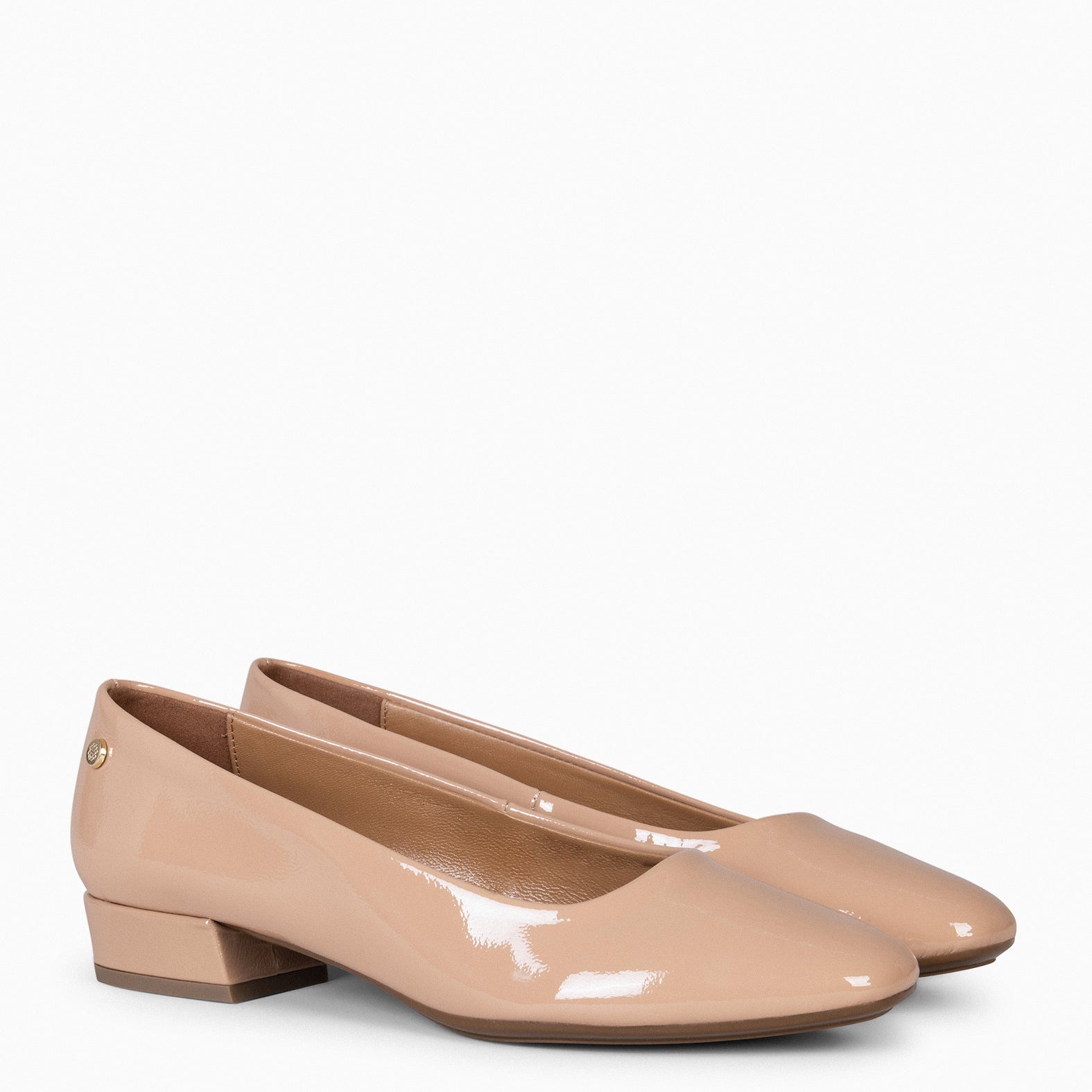 URBAN XS – Zapatos de tacón bajo de charol NUDE