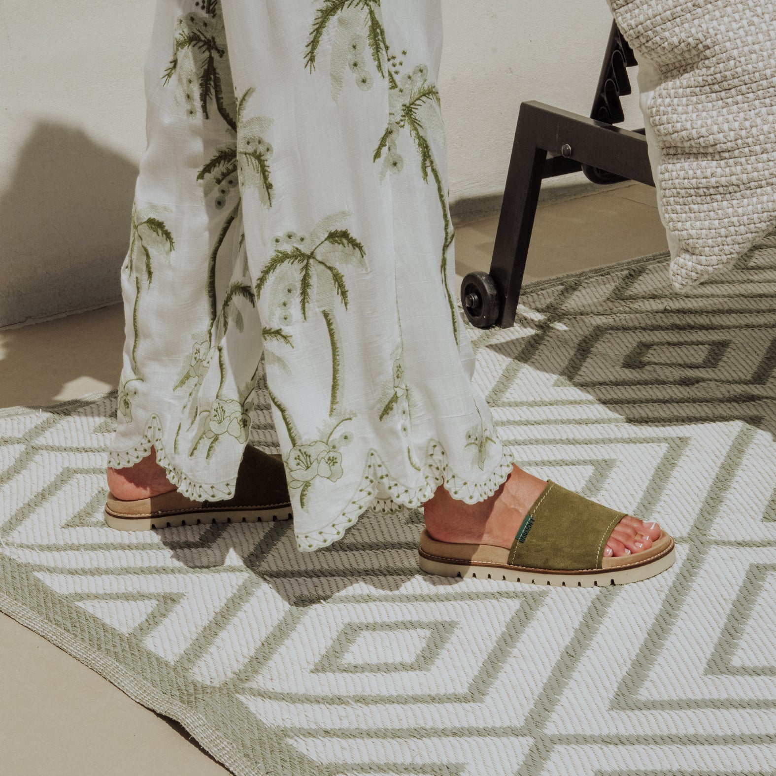 CUBA - Sandales claquettes pour pieds larges en daim KAKI