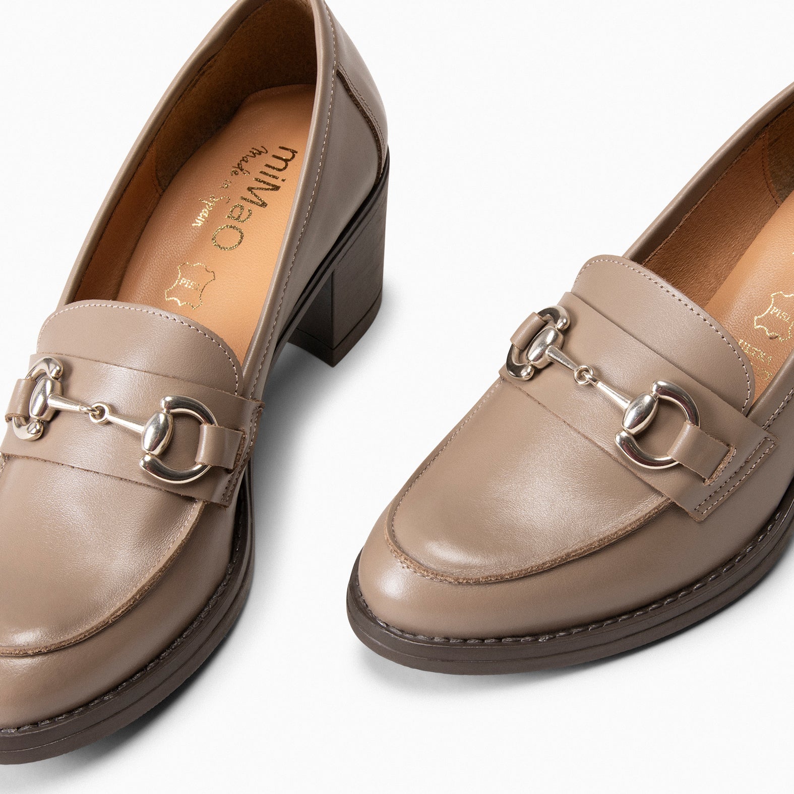 FABIOLA – Mocassins à talon en cuir TAUPE