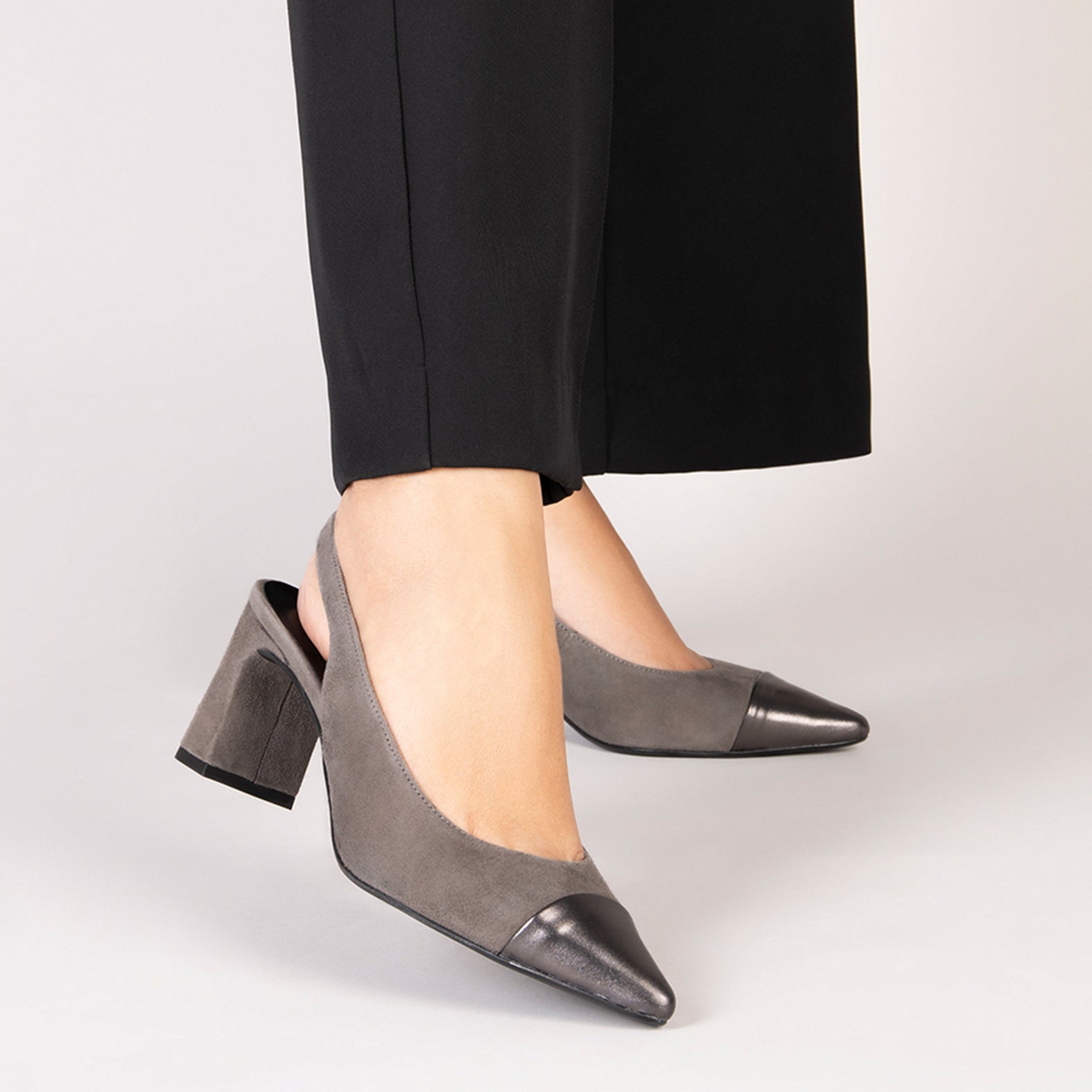 DIANA - Zapato con puntera afilada bicolor GRIS