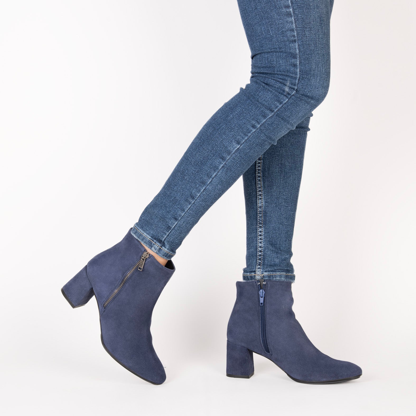 UTRECH – NAVY Booties with wide heel