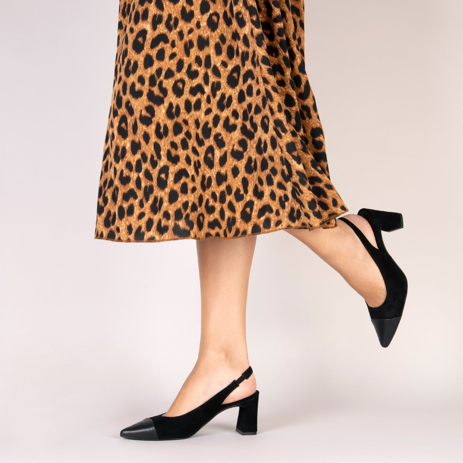 DIANA - Zapato con puntera afilada bicolor NEGRO