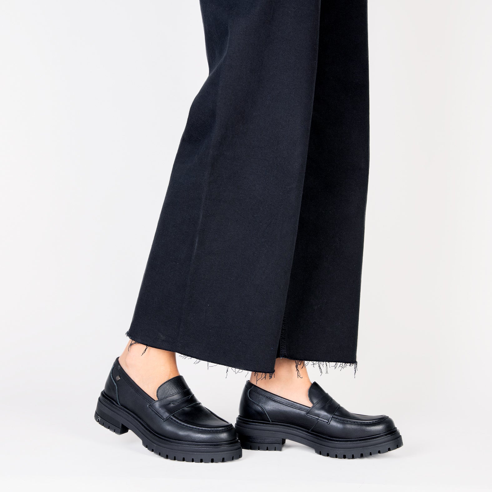 TAYLOR – BLACK Moccasin with track sole