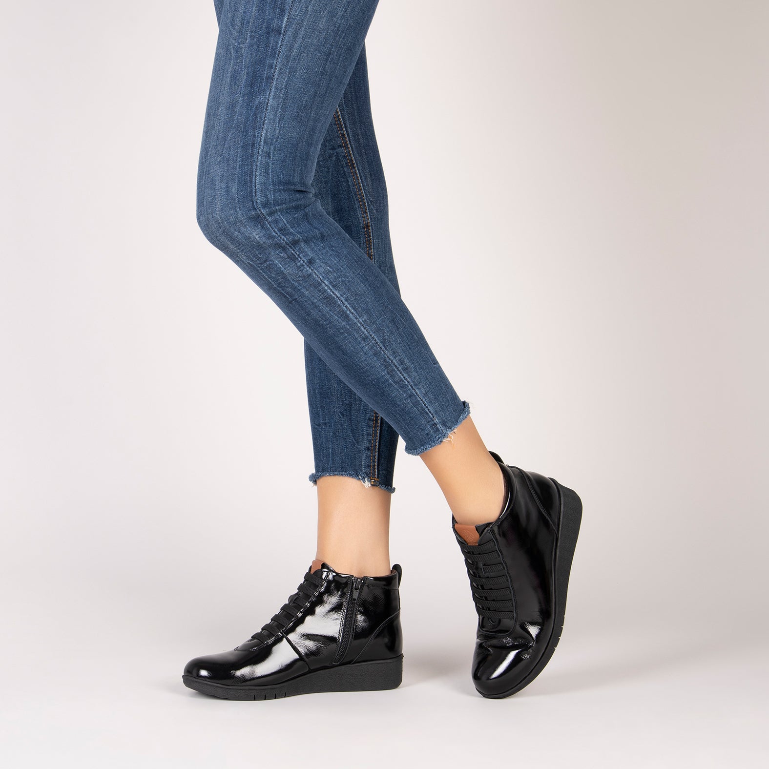 FLEXY – BLACK Women patent leather ankle-sneakers