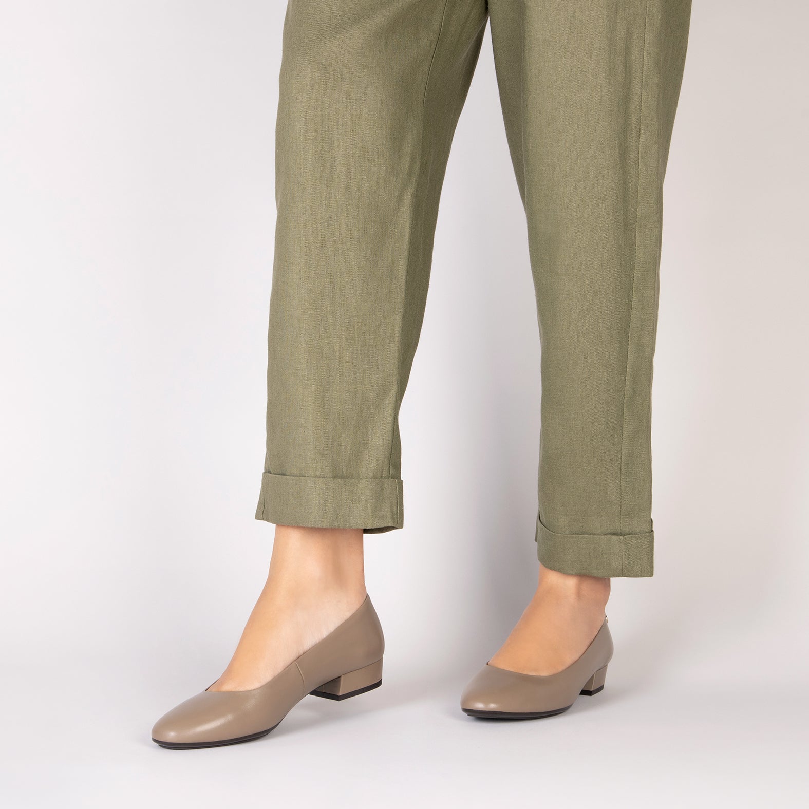 URBAN XS – Escarpins à petit talon en cuir TAUPE