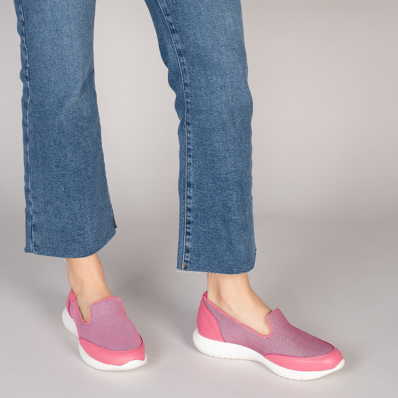 SLIPPER SPORT – PINK sneakers with no laces and mesh design