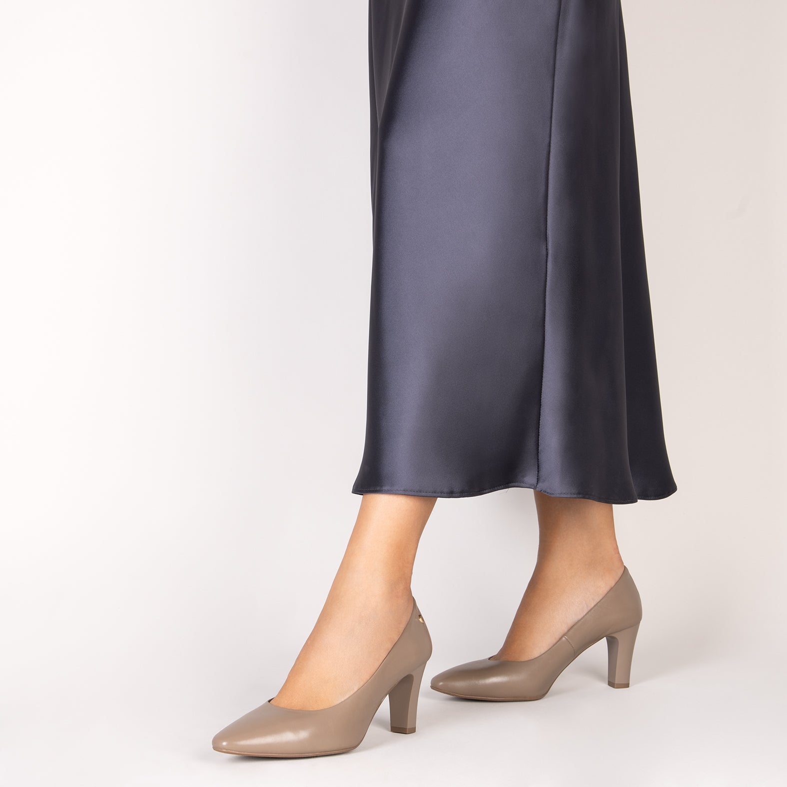 SABELA – TAUPE Mid Heel Shoe 