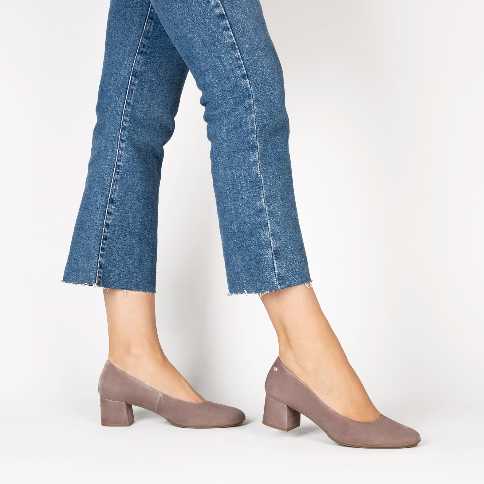 URBAN ROUND – TAUPE suede leather low heels