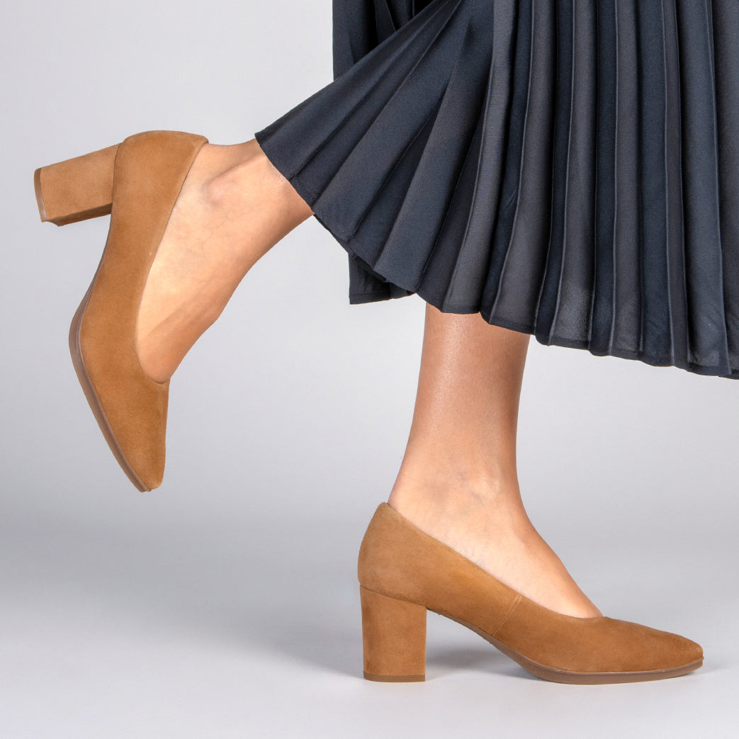 URBAN S - Zapatos de tacón medio de ante en CAMEL