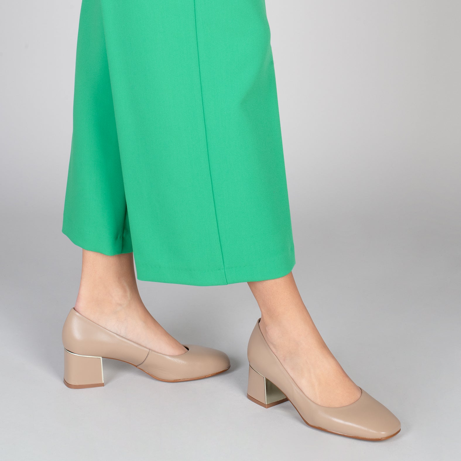FEMME – Zapatos de tacón bajo con puntera ancha CAMEL