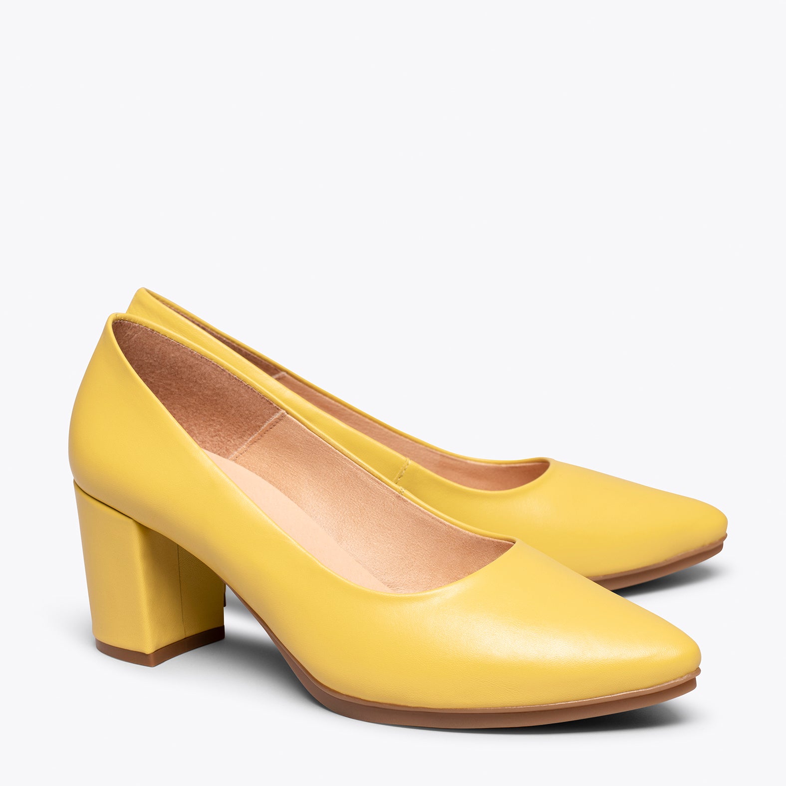 Chaussure a talon jaune sale