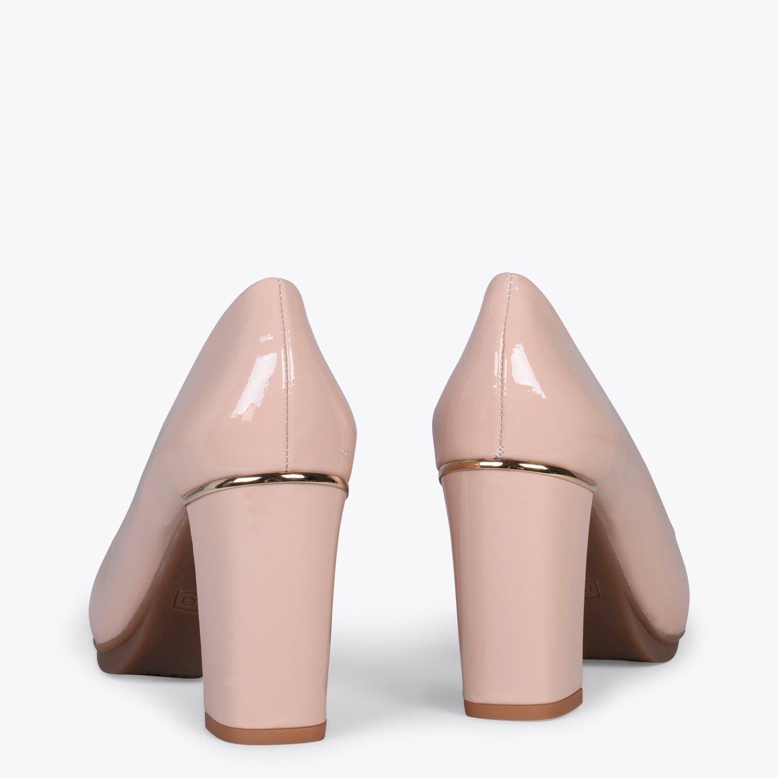 URBAN CHAROL – Zapatos de tacón de charol con adorno metálico NUDE