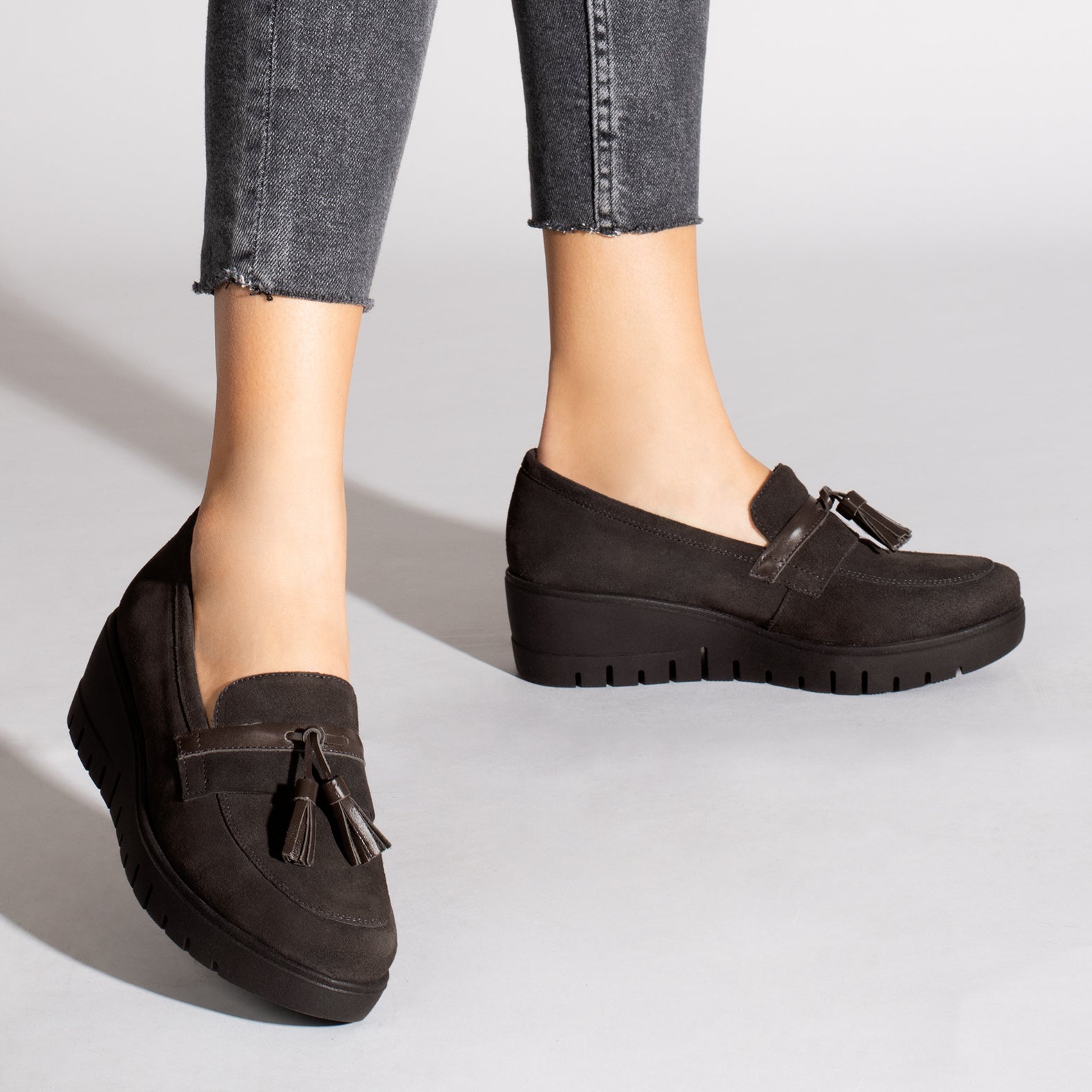 TASSEL - GREY moccasin with wedge and platform