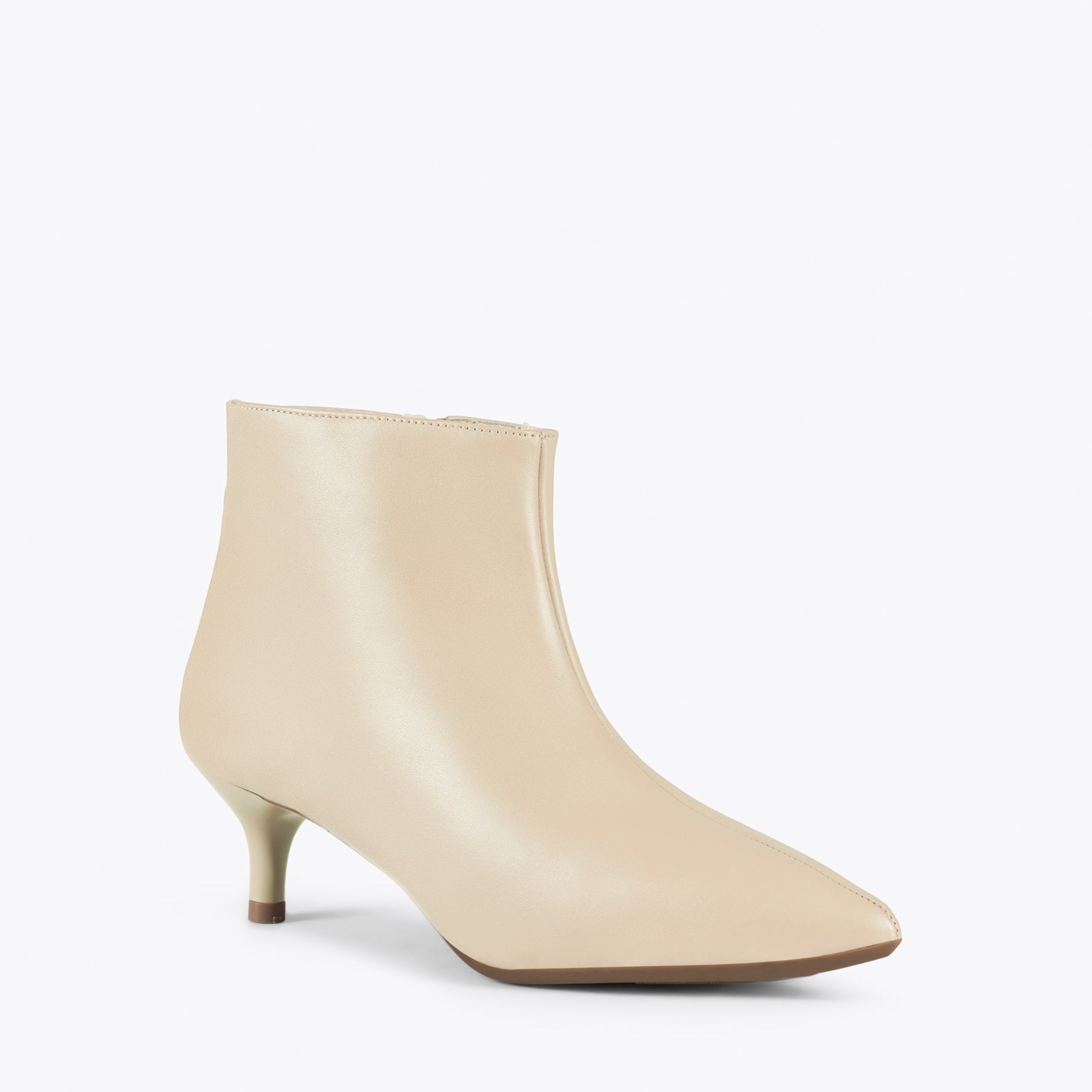 OUTFIT – WHITE elegant low heel booties
