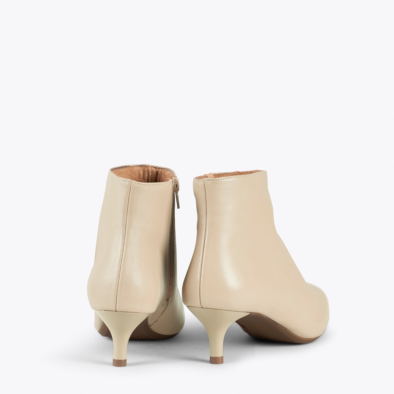 OUTFIT – WHITE elegant low heel booties | miMaO ®