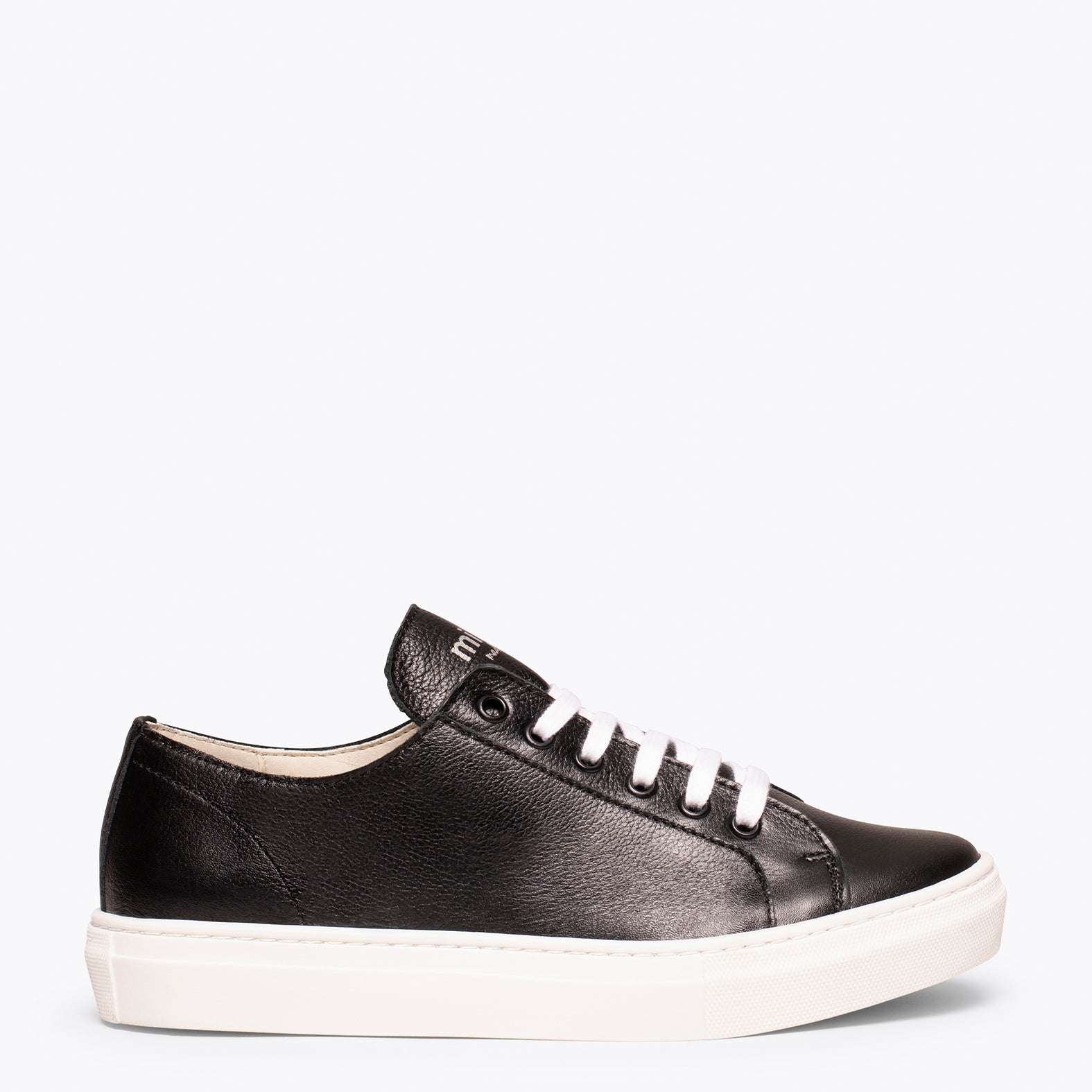 SKATE – BLACK timeless sneaker with laces