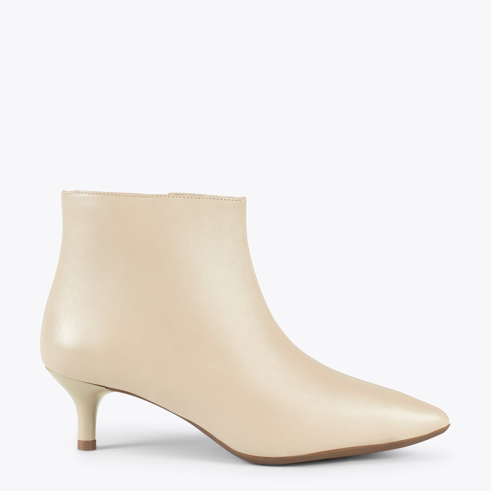 OUTFIT – WHITE elegant low heel booties