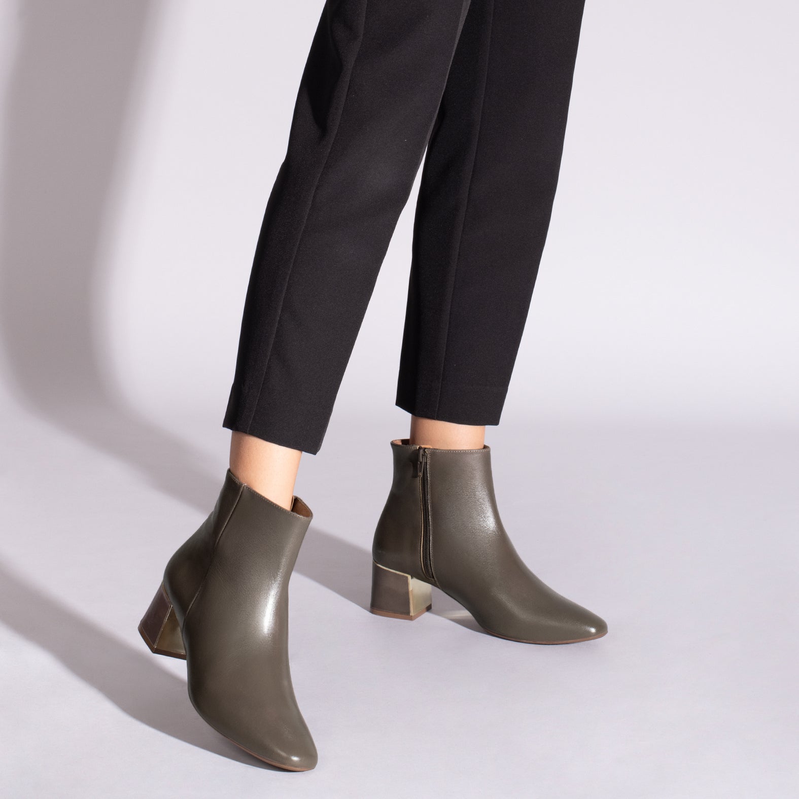 GOLD Botines de tacón TAUPE con detalle dorado - miMaO ®